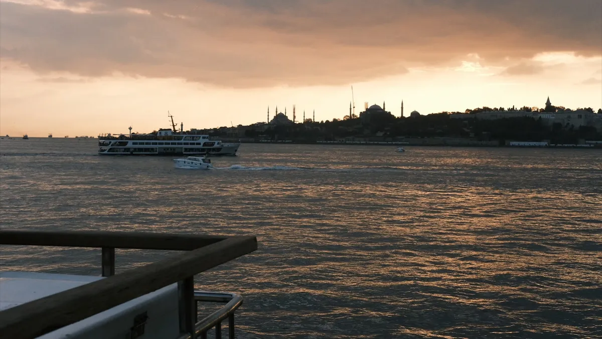 Mezquita Azul al amanecer desde el Bósforo Estambul